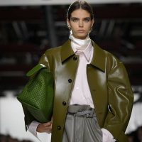 Den flärdfulla flätningen som blev framgångsrik föregångare till ”quiet luxury”– Bottega Veneta