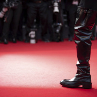 Läderstövlar, latex och piskor – därför är BDSM (fortfarande) en så populär modereferens