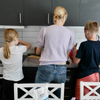 De reser utomlands en gång i veckan. I köket.