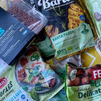Vi provsmakar nya veganprodukter, avdelning färs- och bullar