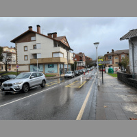 “Más de un kilómetro de coches cada día”: vecinos de Loiu denuncian atascos constantes por el tráfico escolar y laboral