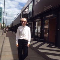 Salmas liv i London efter Brexit - stanna eller lämna landet? Tuomas har gjort en teaterföreställning om den snäva mansrollen.