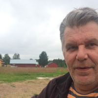 Sommarvädret kan skapa stress, dålig sommar höjer priserna på utlandsresor, meänkielipepp och musikvideon som väcker känslor.