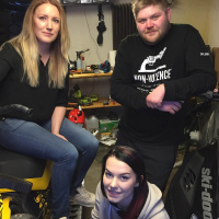 Skotertjejerna i Matarinki, skoterförare kör sönder planteringar, vinnarna i favoritordslotteriet, ny medarbetare och meänkielipepp