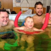 Travkusken som tävlar i tre länder: Möt Mikael Niva. Babysim - ingen rädd för vatten i Övertorneå