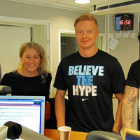 Rajattomia hokkitähtiä stydiossa / Gränslösa hockeystjärnor i studion 