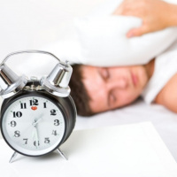 ¿Tu hijo no se despierta temprano para la escuela? ¡Cuidado! Podría presentar retraso de fase