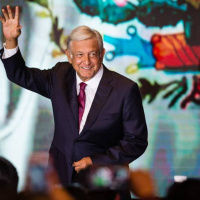 ¿Por qué la gente voto por López Obrador? Este libro reúne la opinión de 15 escritores que reflexionan esta cuestión 