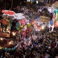 VIVA LA RADIO. Juan Pedro Belando, distribuidor de los juguetes del Entierro de la Sardina
