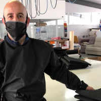 VIVA LA RADIO. El CETEM se pone manos a la obra para confeccionar batas sanitarias