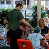 VIVA LA RADIO. EL factor humano. Hostemur pide una orden oficial de cierre de los establecimientos