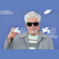Kinótico 05/09/24. Pedro Almodóvar presenta en Venecia La habitación de al lado