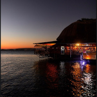 Oca da Tribo tem pratos veganos e frutos do mar na beira do Lago