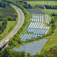Photovoltaik an Autobahnen: Wo liegen die Herausforderungen?