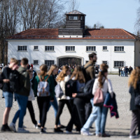 Junge Erwachsene führen Besuchergruppen in der Gedenkstätte Dachau