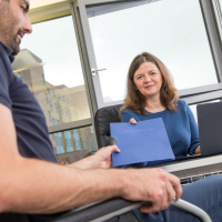 Bewertung mit Vorurteilen: Wie Sprach-KIs bei Psychotests abschneiden