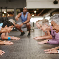 Isometrische Übungen wie Plank, Wall Sit oder Brücke senken Blutdruck
