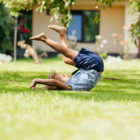 Purzelbäume, Seilhüpfen, Heringe: kuriose Osterbräuche in Irland und UK