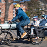 Mit Lastenfahrrad und Tragetuch: Das neue Vaterbild