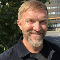 Soilin seurassa näyttelija ja musikaaliartisti Timo Nieminen Göteborgista