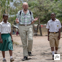 Radio Suomesta poimittuja: Esko Valtaoja Tansaniassa (Nenäpäivä 2015)