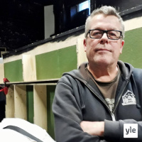 Radio Suomesta poimittuja: Valokeilan takana: Näyttämömestari Toni Lampela on esityksen monitoimimies