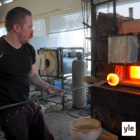 Jokapaikan Reetta: Lasia puhaltamassa Kiikoisissa