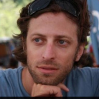 פרק 23- שיחה עם יפתח חוצב, קופירייטר פרילנס, במאי וקריין פרסומות