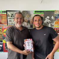 איך משווקים שכול? פרק 404 עם שלמה קווס, קופירייטר ויוצר הספר ״אם אתם קוראים את המילים האלה״