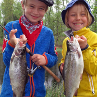 Viggo och Olga fiskar regnbåge