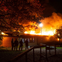 Det känns som en stor tomhet – Simon fick se sin skola brinna ner