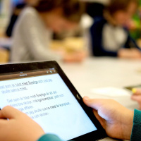 Inte självklart att elever måste betala om de förstör skolans läsplatta