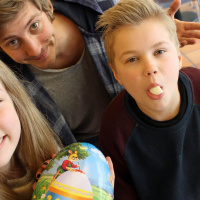 Junior snackar ägg och politik 