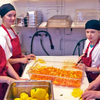 När eleverna får vara med i skolköket blir maten godare