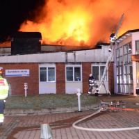 Raketer satte eld på skola – unga killar misstänkta 