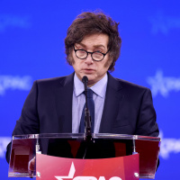 Ninguém esperava. Nem o Milei, diz jornalista sobre vitória do partido do argentino nas eleições legislativas