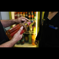 Polícia prende dois homens e apreende mais de 70 mil recipientes em adegas na Santa Ifigênia (SP)