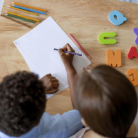 Brasil não atinge meta de alfabetização, mas melhora índice em relação a 2023