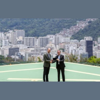 Príncipe William chega ao Rio de Janeiro e recebe as chaves da cidade das mãos de Eduardo Paes