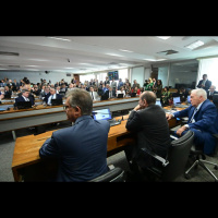 CCJ da Câmara aprova suspensão de ação penal contra Gustavo Gayer