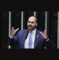 Eduardo Bolsonaro solicita exercer mandato nos EUA e corre risco de cassação