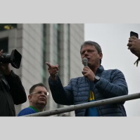 Tarcísio de Freitas visita Bolsonaro em prisão domiciliar e descarta candidatura à presidência