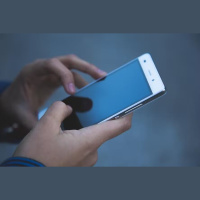 Usuários diminuem tempo nas redes sociais mas continuam conectados, aponta levantamento