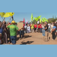 Manifestantes protestam contra tarifaço em frente à embaixada dos EUA em Brasília