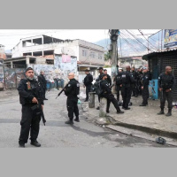 Enxuga gelo: jornalista morador do Alemão diz que operação policial não muda a realidade das favelas