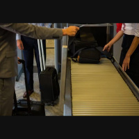 Senado se antecipa à Câmara e aprova projeto que garante gratuidade das bagagens de mão na CCJ