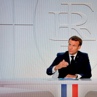 Esquema que vendia atestados falsos para viajantes é desmantelado em Paris