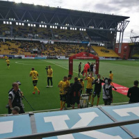 E92 - Mannen i svart rött skynke i gul match