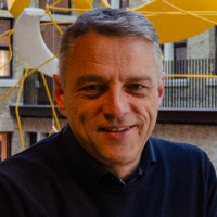 Kritisch interview met schepen Piet Delrue over het gevaarlijkrondpunt aan het Spillebad in Roeselare.