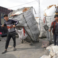 Atık kağıt işçileri polis baskınını ve yaşadıkları sorunları anlatıyor